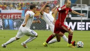 Andrés Iniesta esquiva una entrada de Alexis Sánchez.