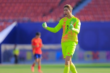 Portero habitual del Castilla, ha sido el mejor del torneo. Pese a sus casi dos metros de altura, destaca por sus reflejos bajo palos y en el uno contra uno.