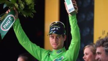 Peter Sagan enfund&aacute;ndose el maillot verde en este Tour de Francia 2014.