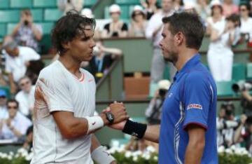 Rafa Nadal y Stanislas Wawrinka se saludan tras la finalización del partido.