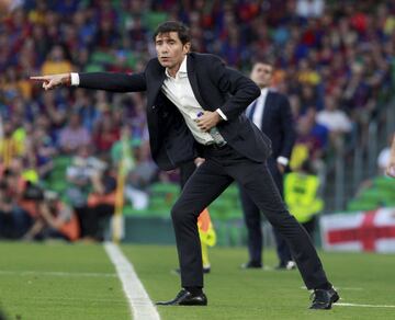 Marcelino fue destituido al comienzo de la temporada 19/20 del Valencia por desencuentros con Peter Lim. Cuando le obligaron a dejar el Valencia dijo de manera clara que su idea era tomarse un descanso y que no iba a escuchar ofertas.
