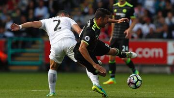 Diego Costa recibe una falta de Jordi Amat.