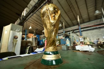 El trofeo del campeón del mundo mide 36.8 cm de altura y está hecho con 5 kg de oro sólido de 18 quilates (es decir, 75% de oro) con una base de 13 cm de diámetro con dos anillos concéntricos de malaquita.