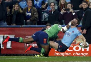 Rob Horne, jugador de los New South Wales Waratahs y Waisake Haholo de Nueva Zelanda Highlanders durante el partido de semifinal del Super Rugby. 