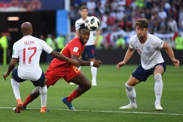 Michy Batshuayi trata de llevarse el balón. 