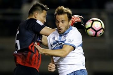 Futbol, Audax vs Universidad Catolica.
Decima fecha, cmapeonato de Clausura 2016/17.
El jugador de Universidad Catolica Jose Pedro Fuenzalida, centro, disputa el balon con Joaquin Munoz de Audax durante el partido de primera division en el estadio Bicentenario La Florida de Santiago, Chile.
16/04/2017
Andres Pina/Photosport
************

Football, Audax vs Universidad Catolica.
10th date, Clousure Championship 2016/17
Universidad Catolica's player Jose Pedro Fuenzalida, center, battles for the ball against Joaquin Munoz of Audax during the first division football match held at the Bicentenario La Florida stadium in Santiago, Chile.
16/04/2017
Andres Pina/Photosport