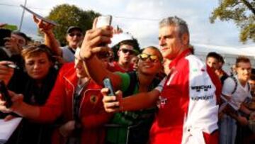 Maurizio Arrivabene atendiendo a los fans en Monza.