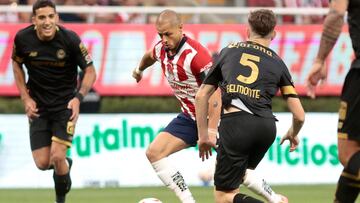Guadalajara's forward Javier Hernandez (C) and Toluca's midfielder Tomas Belmonte fight for the ball during their Mexican Clausura tournament quarterfinal first leg football match between Guadalajara and Toluca at the Akron stadium in Zapopan, near Guadalajara, Jalisco State, Mexico, on May 8, 2024. (Photo by ULISES RUIZ / AFP)