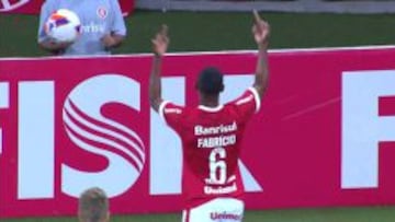 Fabrício se dirige hacia su afición, en el partido frente al Ypiranga