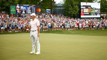 Rory McIlroy celebra su victoria en el hoyo final del Wells Fargo Championship en el Quail Hollow Club de Charlotte, North Carolina.