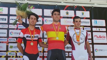 Martín Bouzas, campeón de España de contrarreloj en categoría sub-23, en el podio junto con Gonzalo Serrano y Óscar González.