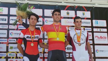 Mart&iacute;n Bouzas, campe&oacute;n de Espa&ntilde;a de contrarreloj en categor&iacute;a sub-23, en el podio junto con Gonzalo Serrano y &Oacute;scar Gonz&aacute;lez.