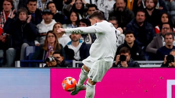 Valverde se inventa una volea de trivela que entra susurrando la cruceta opuesta de la portería. El gol es para verlo repetido una y otra vez.