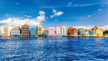 Capital de Curazao, una isla neerlandesa en el Caribe. Uno de sus mayores atractivos es su casco antiguo, repleto de edificios coloniales de colores pastel y el puente flotante de la Reina Emma conecta los barrios de Punda y Otrobanda atravesando la bahía de Santa Ana.