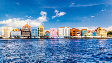 Capital de Curazao, una isla neerlandesa en el Caribe. Uno de sus mayores atractivos es su casco antiguo, repleto de edificios coloniales de colores pastel y el puente flotante de la Reina Emma conecta los barrios de Punda y Otrobanda atravesando la bahía de Santa Ana.