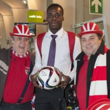 BAUTISMO. Williams, con dos aficionados ayer antes de despegar; hoy puede estrenarse en Europa.