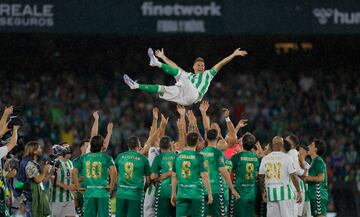 Joaquín es manteado por sus compañeros y amigos. Un bonito colofón final.