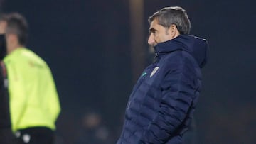 ELDA (ALICANTE).- 05/01/2023.- El entrenador del Athletic Club, Ernesto Valverde, durante el encuentro correspondiente a los dieciseisavos de final de la Copa del Rey que Eldense y Athletic de Bilbao disputan hoy jueves en el estadio Pepico Amat, en Elda. EFE/Morell.