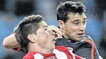 <b>LUCHA CON PREMIO. </b>Torres pugna un balón aéreo con Miguel Flaño. Finalmente, la brega del Niño obtuvo recompensa con un golazo.