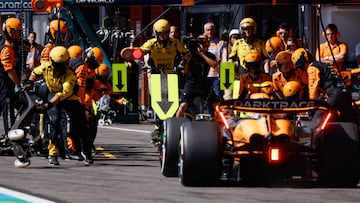 Piastri, hace una parada en boxes con el McLaren en Spa.