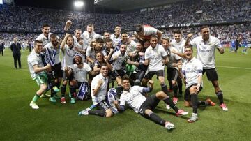 Los jugadores del Real Madrid festejando la Liga en La Rosaleda, estadio del M&aacute;laga.
 