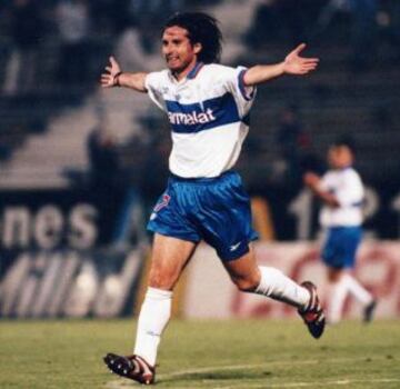 'Piri' Parraguez, seleccionado nacional y mundialista en Francia 98', disputó 25 clásicos universitarios. En todos, lo hizo por la camiseta cruzada.