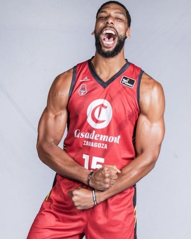 Número 3 del draft en 2015, las lesiones han truncado la carrera de uno de los jugadores más prometedores en sus años de instituto. La mejor temporada en la NBA de Okafor (27 años y 2,11) fue la primera, en la que promedió 17,5 puntos y 7 rebotes con los Sixers y acabó en el quinteto ideal de los rookies, pero su protagonismo y minutos en la NBA fueron cayendo temporada a temporada hasta que se quedó sin sitio. En septiembre de 2021 firmó un contrato temporal con Atlanta Hawks, aunque no llegó a comenzar la temporada. Se marchó a China (Zhejiang Lions) y el pasado curso estuvo en la G-League con los Capitanes de Ciudad de México. 