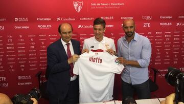 Vietto en la presentación con el Sevilla.