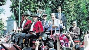 <b>DUEÑO DE MADRID. </b>Gil se paseó con su equipo por Madrid para celebrar el doblete.