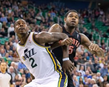 Marvin Williams, Utah Jazz, lucha en la zona con Amir Johnson, de Toronto Raptors.