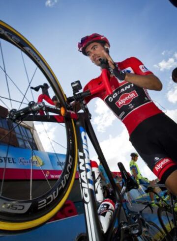 Tom Dumoulin revisa su bicicleta antes de comenzar la 18ª etapa.