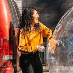 Hombre lleva flores a su vecina con ayuda de burbuja de plástico