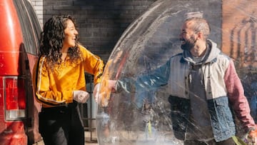 En tiempos de coronavirus las historias de amor no se detienen, un hombre enamora a su vecina con la ayuda de un dron y una burbuja de plástico en Nueva York.