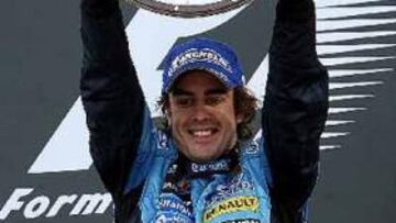 <b>G.P. AUSTRALIA. </b>Fernando Alonso levanta el trofeo en el podio del circuito Albert Park de Melbourne.