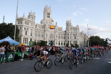 Primoz Roglic se quedó con el título en La Vuelta a España. El podio lo completó Alejandro Valverde y Tadej Pogacar. Superman López se llevó el premio de Supercombativo de la carrera y el Movistar Team de Nairo fue el mejor equipo. 