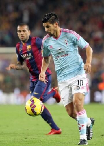 Nolito se va de Dani Alves. 