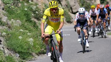 UAE Team Emirates team's Slovenian rider Tadej Pogacar wearing the overall leader's yellow jersey cycles ahead of Team Visma - Lease a Bike team's Danish rider Jonas Vingegaard in the ascent of Col du Noyer during the 17th stage of the 111th edition of the Tour de France cycling race, 177,8 km between Saint-Paul-Trois-Chateaux and Superdevoluy, in the French Alps, on July 17, 2024. (Photo by Thomas SAMSON / AFP)