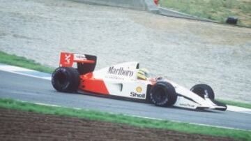 Ayrton Senna fue un destacado piloto de automovilismo brasileño, compitió en Fórmula 1 para los equipos Toleman, Lotus, McLaren y Williams, ganando el campeonato del mundo en 1988, 1990 y 1991, acumulando un total de 41 victorias.