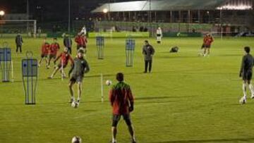 <b>PREVIA NORMAL. </b>Marcelo Bielsa prefirió preservar el césped de San Mamés y llevó a los suyos a entrenarse en Lezama, mientras el Lokomotiv sí pisó La Catedral para aclimatarse a su terreno de juego.