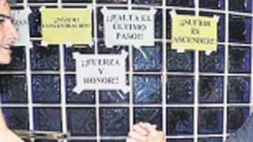 <b>MOTIVACIÓN. </b>Florentino y De la Red, con los carteles de fondo.