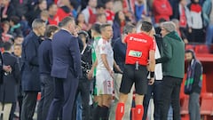 Lluvia de objetos y derbi detenido: Munuera Montero activó el protocolo