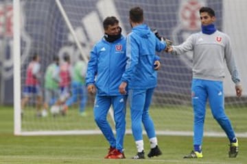 El entrenador de  de Universidad de Chile Angel Hoyos es fotografiado junto al portero Fernando de Paul y Nelson Espinoza  durante el entrenamiento  en las canchas del CDA en Santiago, Chile.