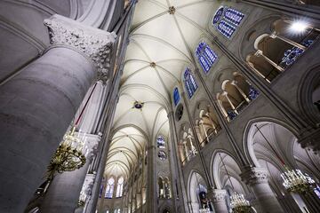 La nave central de la catedral de Notre Dame de París