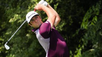 El español Jon Rahm golpea la bola hoy, jueves 21 de septiembre de 2017, durante la primera ronda de Tour Championship en el Club de Golf East Lake en Atlanta (EE.UU.).