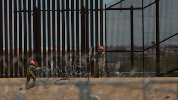 U.S. Army combat engineers place razor wire on the U.S.-Mexico border wall to reinforce security in El Paso Texas, as seen from Ciudad Juarez, Mexico July 23, 2025. REUTERS/Jose Luis Gonzalez