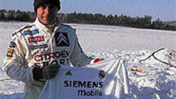 <B>BIEN INFORMADO</B>. Sainz posó para AS en Suecia con la camiseta del Madrid.