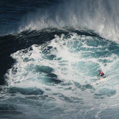Surfistas de todo el mundo se enfrentan a olas de dimensiones bíblicas