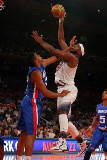 Andre Drummond lanza ante Karl Towns.