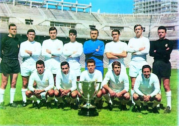 Manuel Sanchis consiguió 4 ligas con el Real Madrid en la imagen posando con el equipo que consiguió la Liga de 1966. De izq a dcha: Betancort, Calpe, De Felipe, Sanchis, Miguel Muñoz, Pirri, Zoco, Araquistain. Abajo: Amancio, Felix, Grosso, Velázquez y Gento