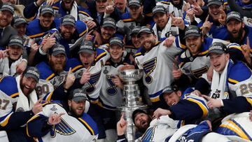 Los jugadores de los St. Louis Blues posan con la Stanley Cup tras ganar en la final de la NHL a los Boston Bruins.